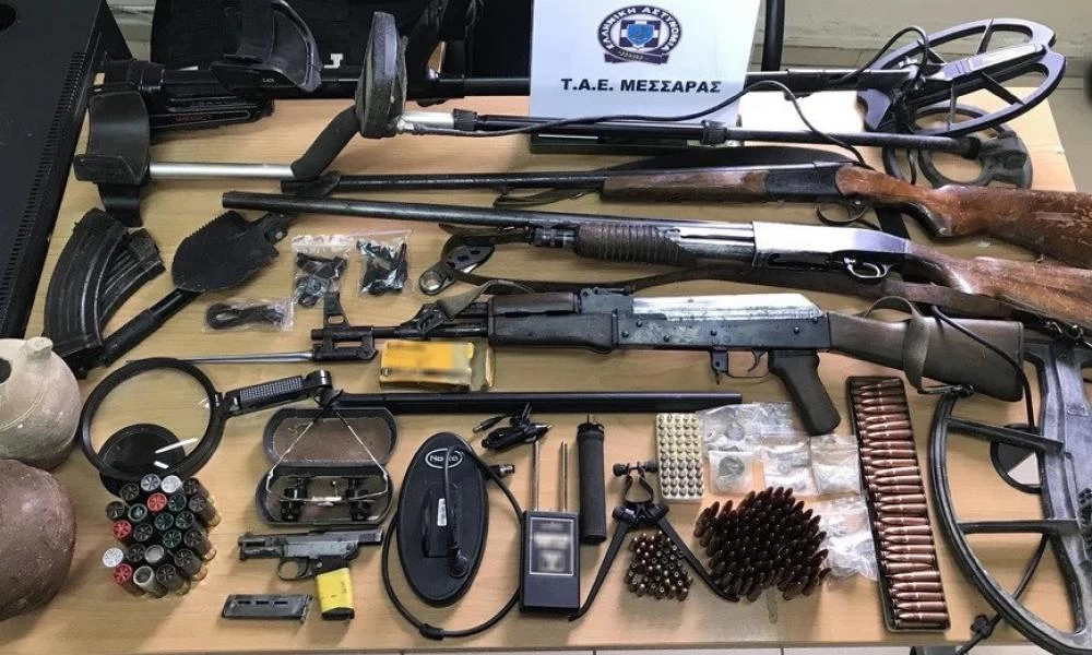 Κρήτη: Έκρυβε στο σπίτι του από καλάσνικοφ μέχρι…αρχαίους αμφορείς